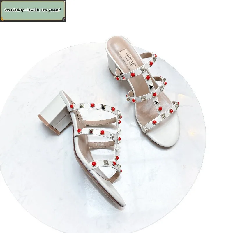 2025 الصنادل النسائية الصيف كتلة الكعوب المسامير جوفاء السيدات النعال في الهواء الطلق أحذية نسائية فاخرة مصمم أحذية امرأة أنيقة