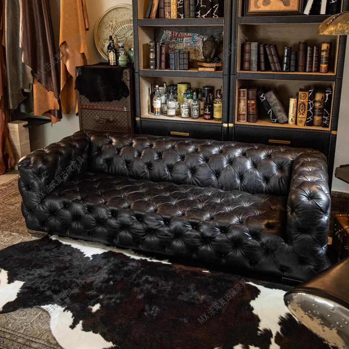 

Диван из натуральной кожи с пряжкой во французском ретро-масляным воском, дизайнерский сигар-бар подержанного вручения, тафтинговый диван виски с луной