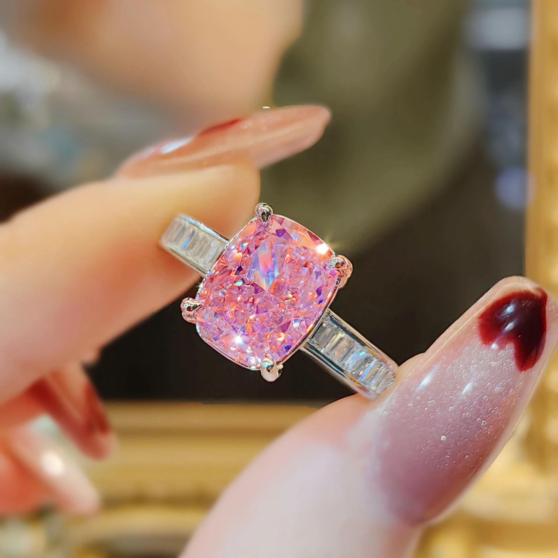 Rechteckiger Ring im koreanischen Stil mit Farbverlauf, aus rotem Korund und 925er Sterlingsilber – ein modischer, schlichter und eleganter Schmuck für Damen. – Detail 7