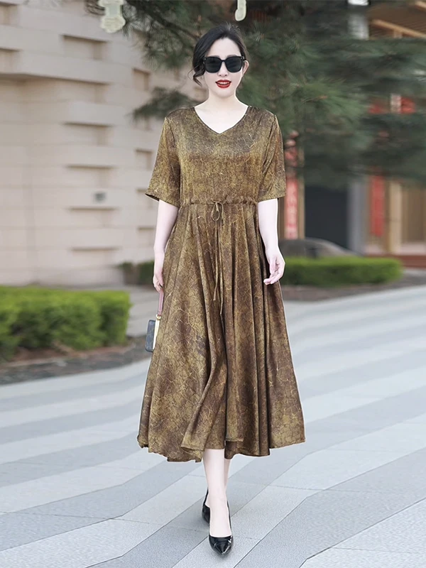 Długa jedwabna spódnica wyszczuplająca talię, fason A-line z wysokim stanem, dekolt w serek, dla kobiet w wieku 40-49 lat, letnia moda.