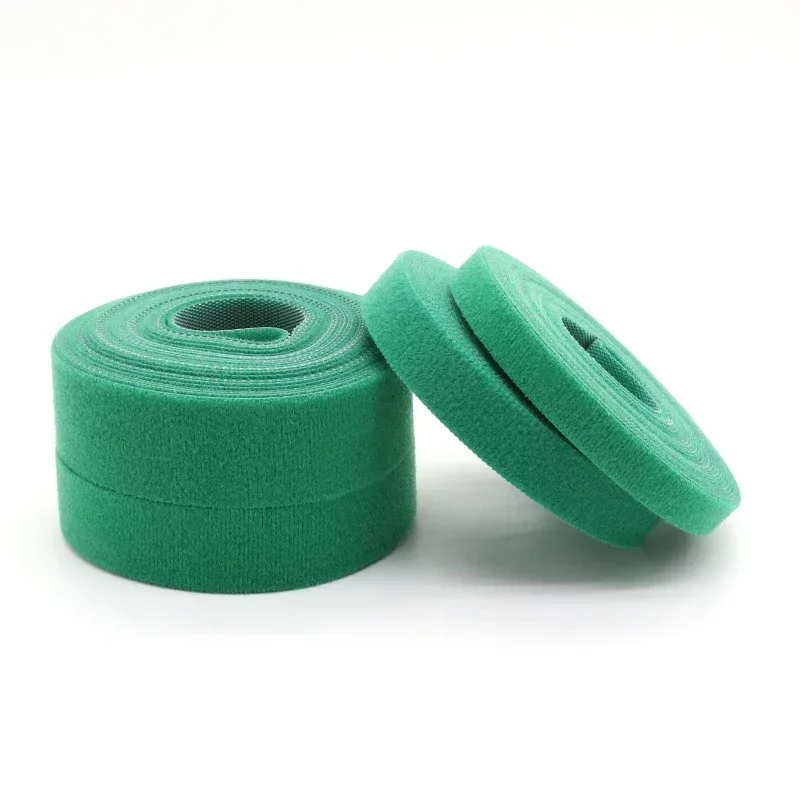 Fascette per cavi da 5 m/rotolo Fascio di anelli riutilizzabili Nastro di fissaggio per gestione di cavi con clip per organizer in nylon verde autoadesivo