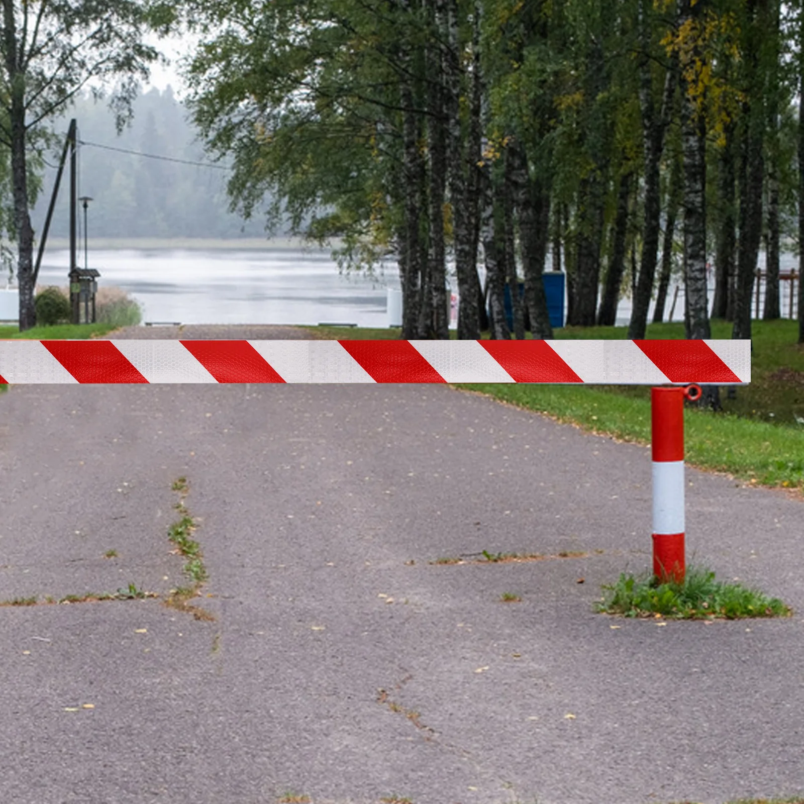 1 لفة شريط تحذيري عاكس خطوط قطرية مشرقة للمركبات والطرق والمباني ومواقع البناء للاستخدام الداخلي في الهواء الطلق