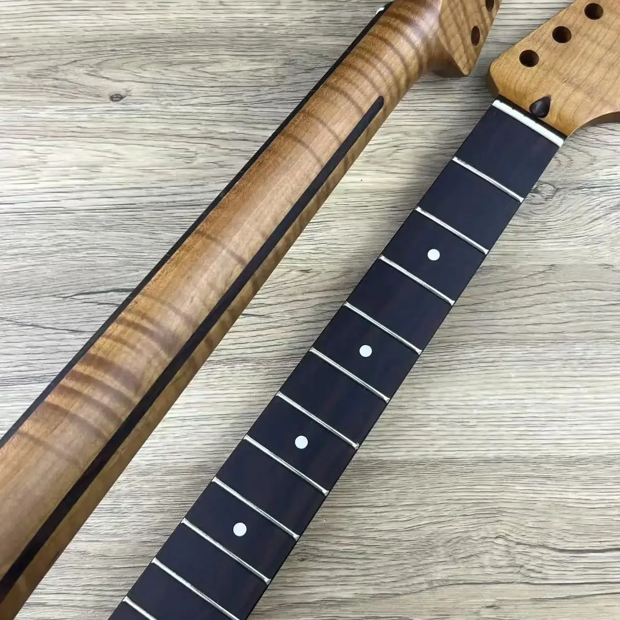 رقبة جيتار كبيرة الرأس مع ربط من خشب القيقب اللهب ولوحة أصابع من خشب الورد مع 22 فريتس