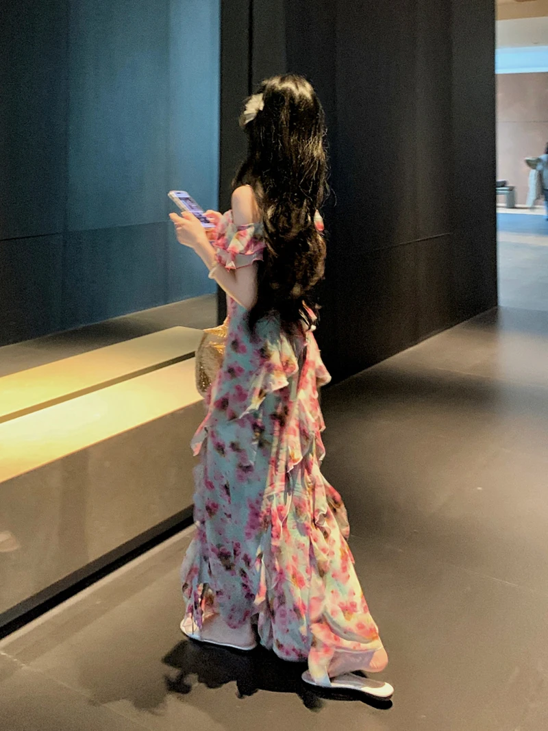 ReddaChic Unregelmäßiges Rüschen Flowy Blumenkleid Damen Spaghettiträger Kalte Schulter Split Maxi Langes Kleid Cocktail Sommerkleidung