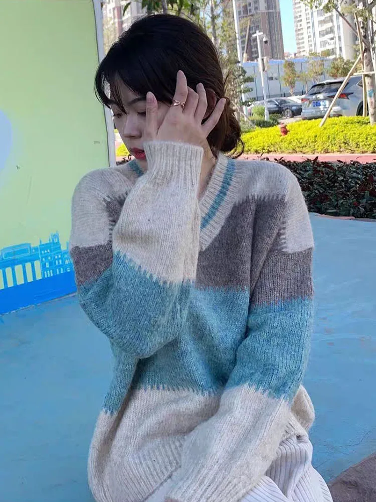 Sweter damski z dekoltem w serek, kontrastowymi kolorami, dzianinowy, modny, luźny, typu baggy, patchworkowy, z długim rękawem, miękki.