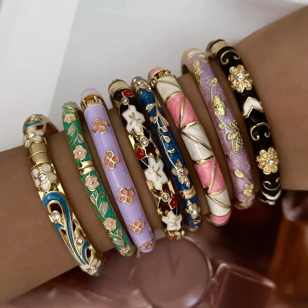 Charmanter bunter Blumen-Cloisonné-Armreif für Damen, eleganter vergoldeter Armreif im Ethno-Stil mit Blumen-Emaille, trendiger Partyschmuck