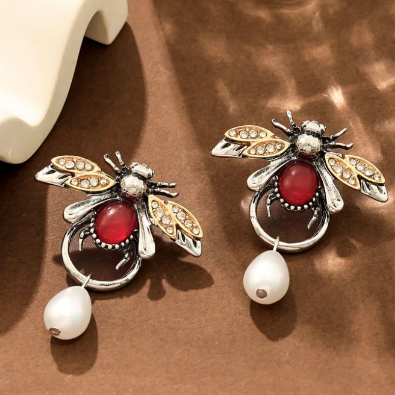 

CHARMING PAIR OF SOUTH SEA WHITE DRIP PEARL EARRING