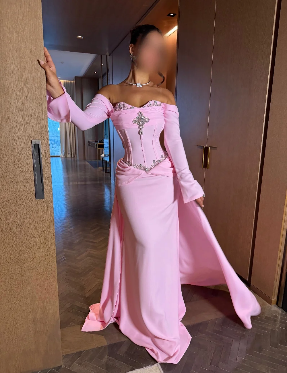 Maßgeschneiderte luxuriöse, aufwendig verzierte, drapierte Meerjungfrauen-Abendkleider mit Strass und Falten, schulterfrei, bodenlang, formell