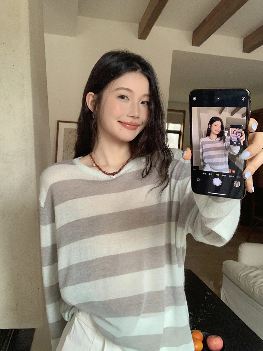 

Женская футболка Linyunyun Spring Early Grey Green Stripes: легкая, дышащая, свободного кроя, в стиле Lazy Style, с длинным рукавом, вязаный топ