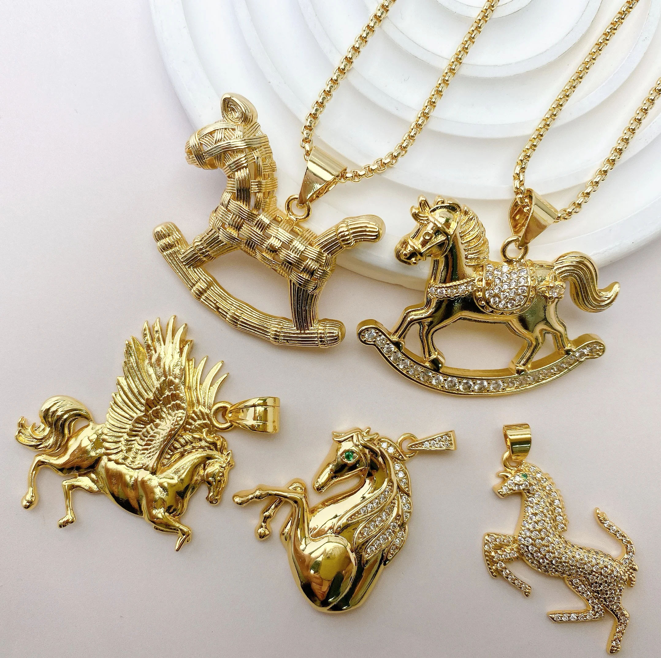 Metal Galloping Horse Necklace Trendy Retro Animal Unicorn Horseshoe Pendant Necklace Jewelry for Men and Women Birthday Gift