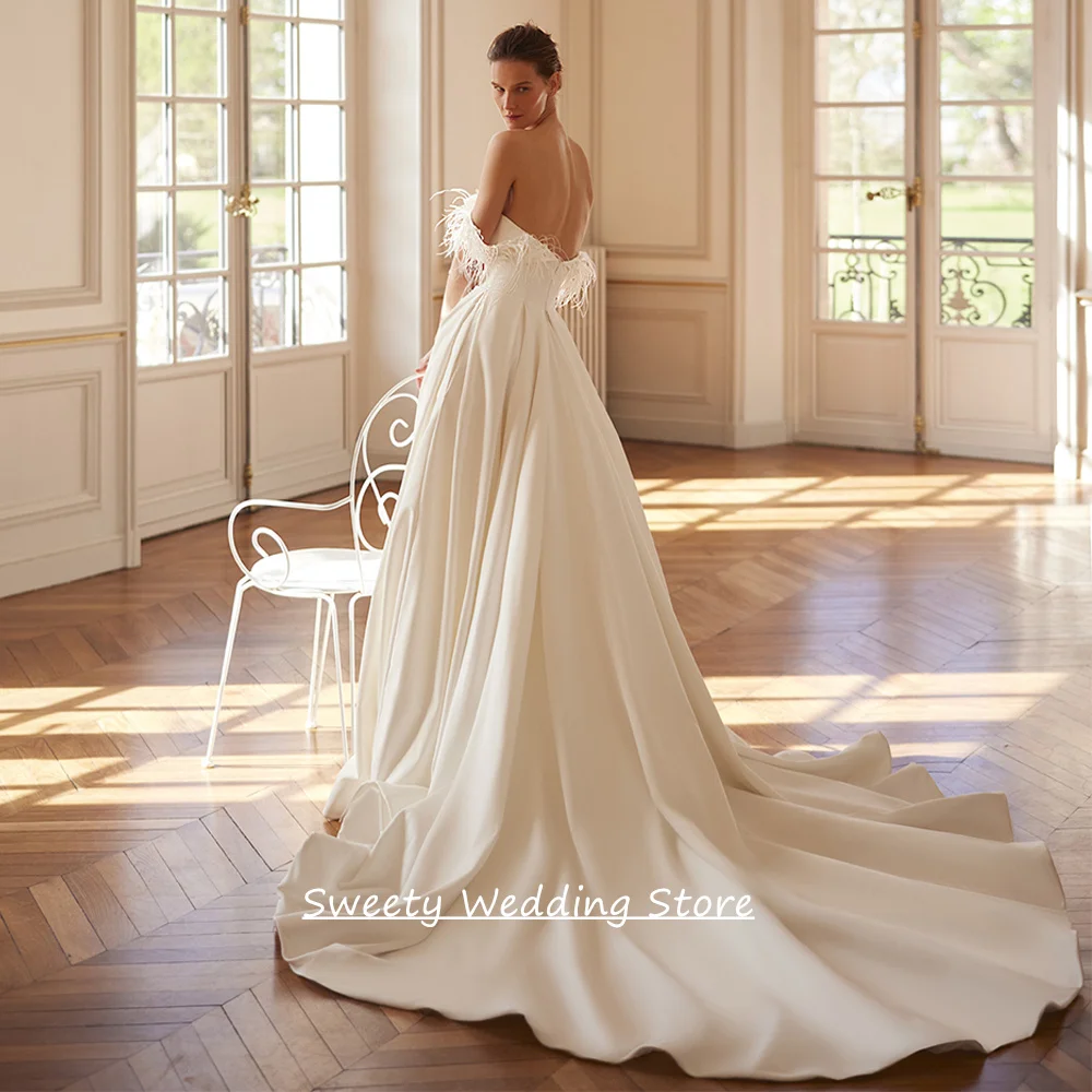 Fashion Wedding Dress Customized Feathers Beading Off Shoulder V Neck Back Zipper Court Train A Line Bridal Gown for Woman