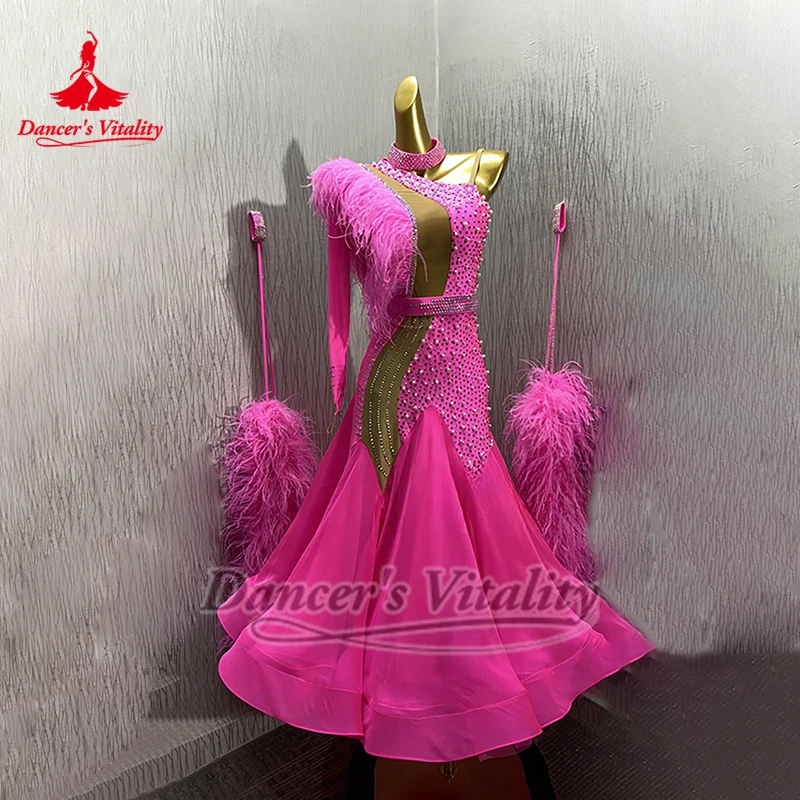 Abito da competizione con maniche unilaterali color rosa valzer viennese Personalizza l'abbigliamento in stile piuma di Vitality del ballerino Quickstep Foxtrot