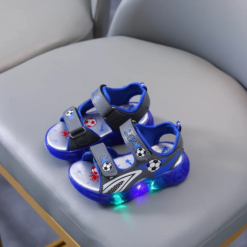 Sandali per ragazzini con luci Scarpe da spiaggia luminose per bambini Sandali con fondo morbido con luce brillante per bambini Scarpe leggere a LED