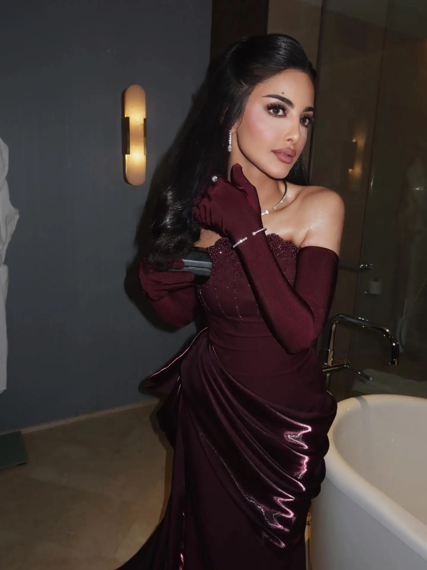 Sharon Said Dubai Weinrotes trägerloses Meerjungfrauen-Abendkleid mit Perlen und Quasten aus Satin mit Handschuhen, formelles Ballkleid für Damen SS608, maßgeschneidert – Detail 10