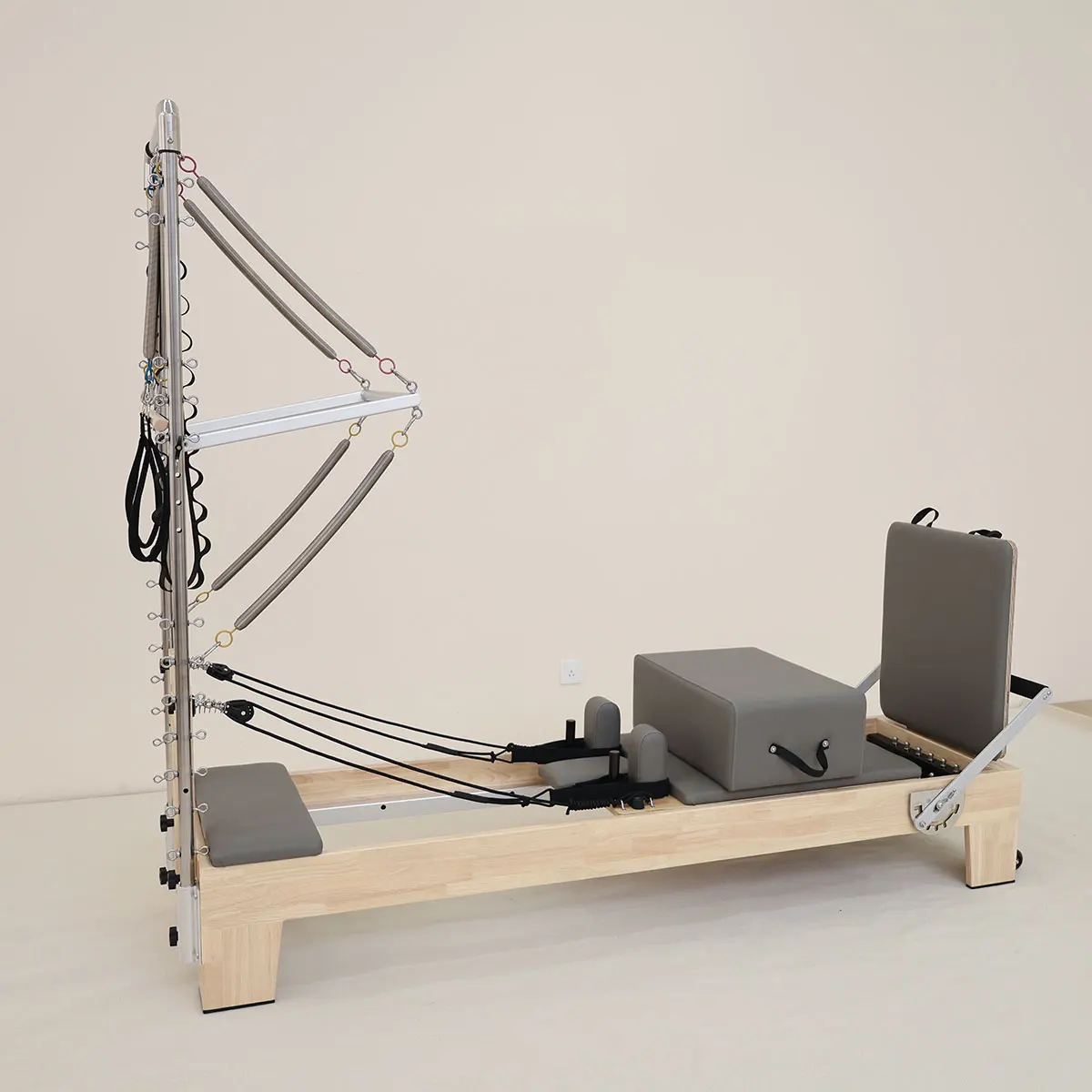 

Профессиональный сертифицированный деревянный пилатес-реформер коммерческого класса с устойчивой подвесной системой и турнем для студий йоги