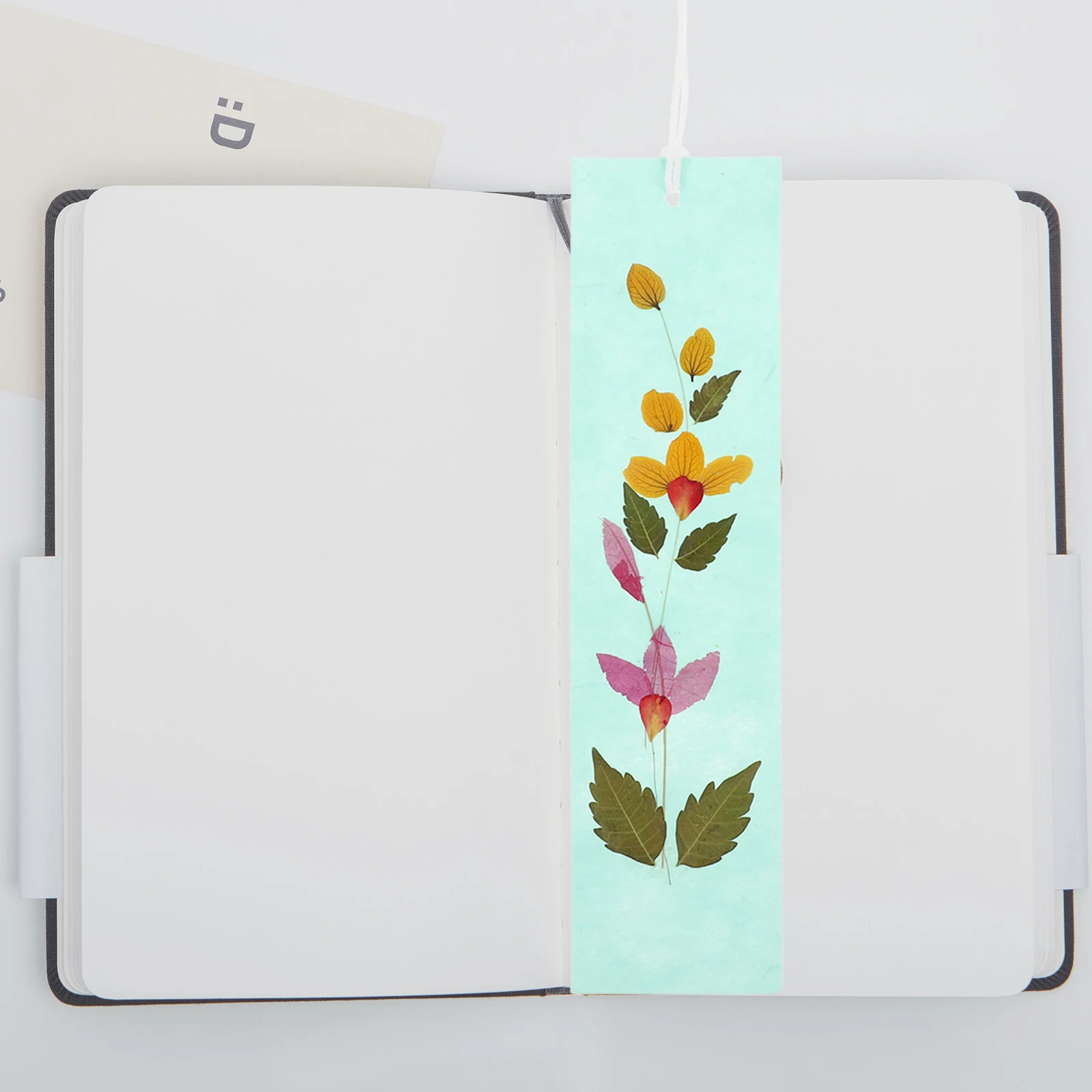 

4Pcs DriedFlowersBookmarks HighQualityPressedFlowerMaterials CreativePaperBookmarks StudentsTravelGifts StudyAccessories