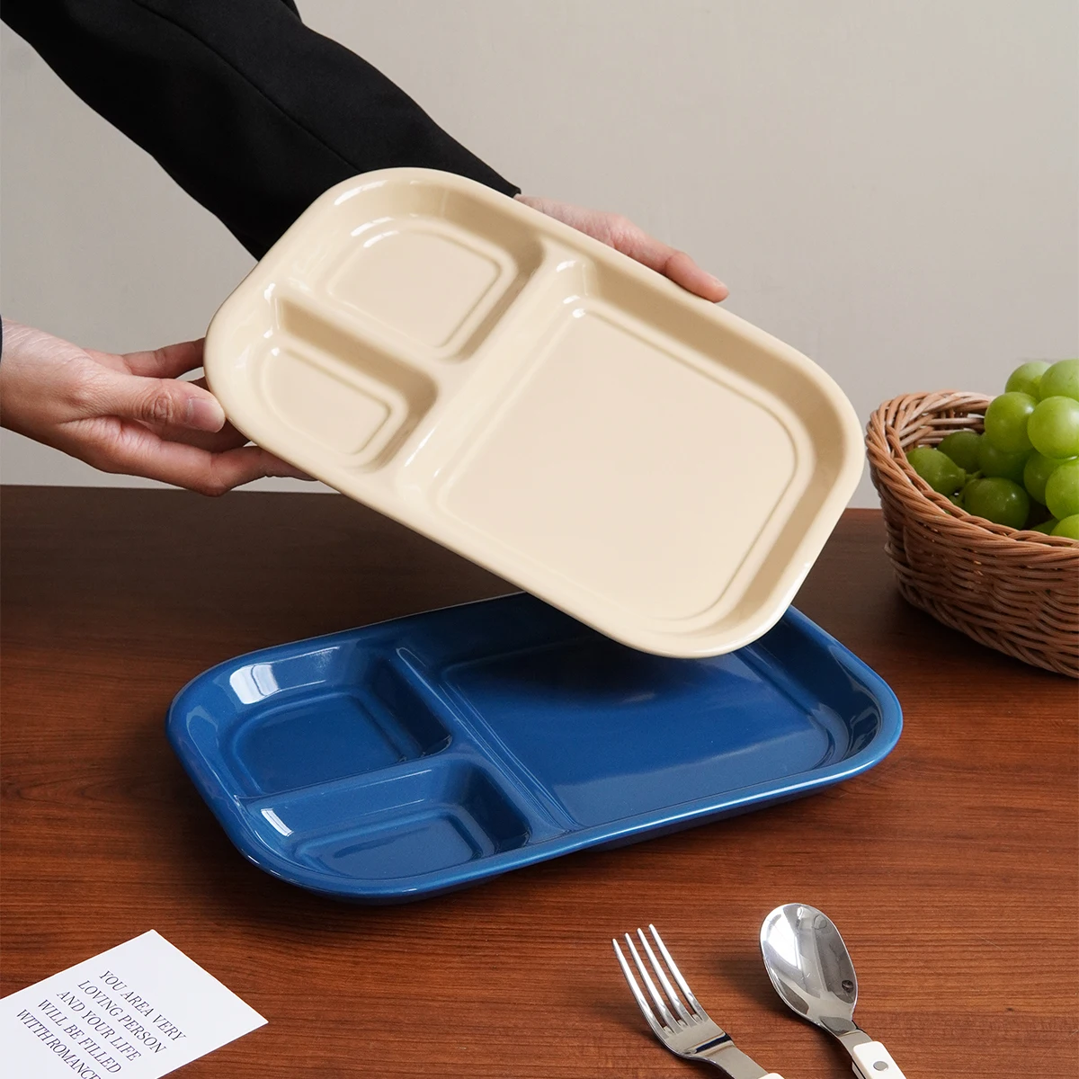 1Pc Simple Divided Ceramic Dinner Plate, Suitable for Serving Snacks and Fries, Burgers and Fried Chicken, Ideal for Daily Family Meals, Salads, Fruits or Desserts, Also Perfect for Use in Cafes and Restaurants as a Dessert Plate, or as a Gift