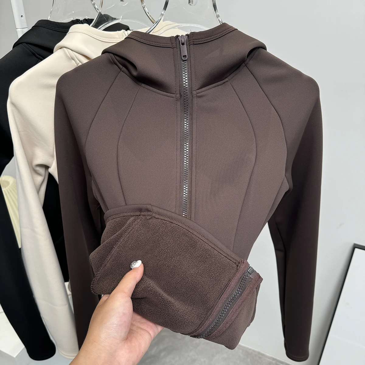 سترة مخملية رفيعة ودافئة للنساء بياقة واقفة وسترة رياضية بغطاء للرأس ملابس يوجا للجري واللياقة البدنية