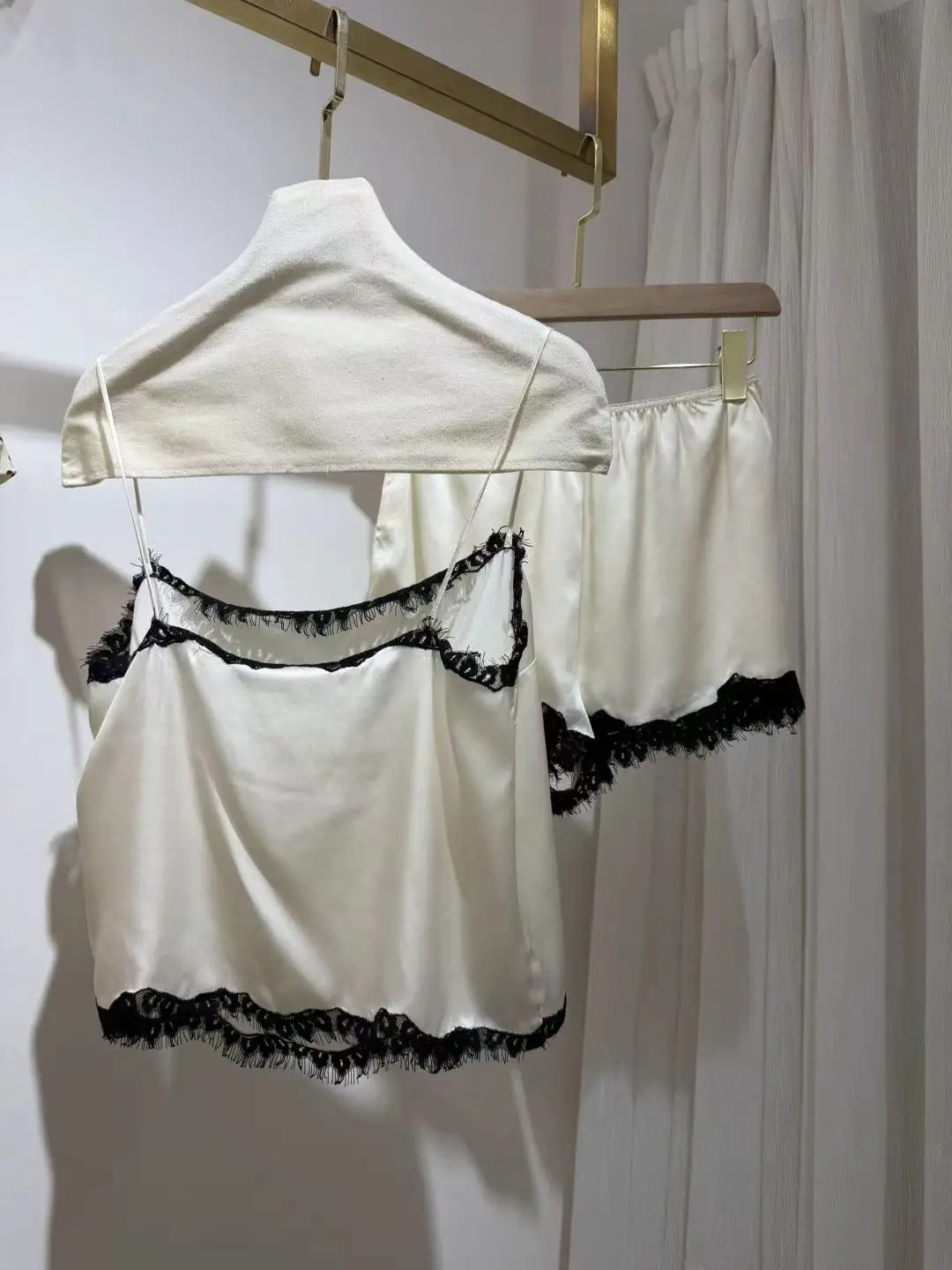 

Women's Lace Stitching 100% Silk 2-Piece Set Square Collar Sleeveless Camisole Tops + Elastic Waist Shorts Fashion Loose Suit