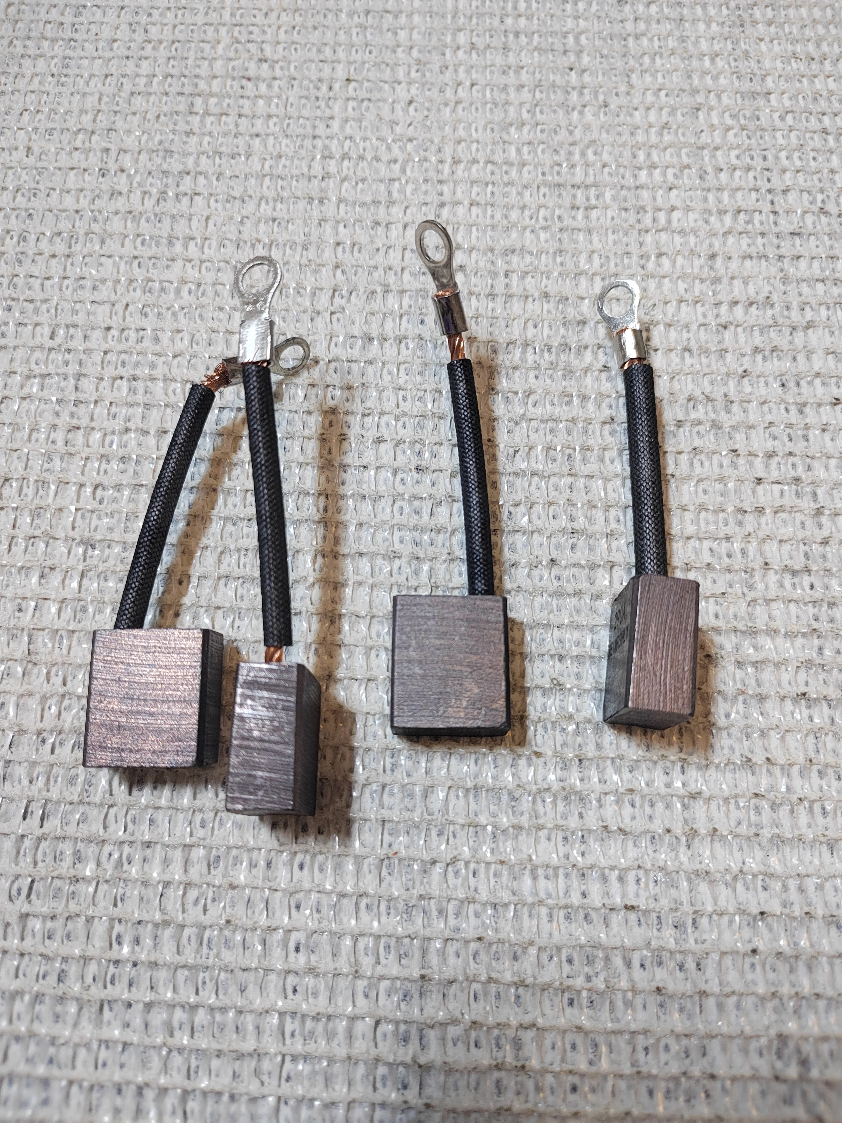 

4 шт. угольные щетки 10*18*20 мм, скребок для пола, стартер, угольная щетка, стартер, щетка 10X18X20 мм, содержит медь