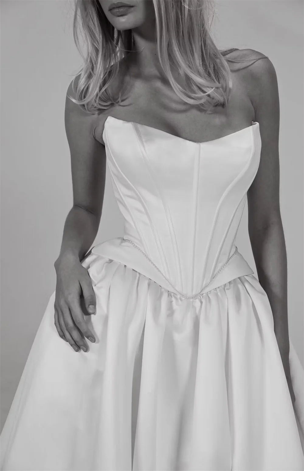 Tokyo Customized Elegant Strapless Wedding Dresses Sleeveless A-Line Satin Bridal Gowns 2025 White Court Train Wedding Gowns