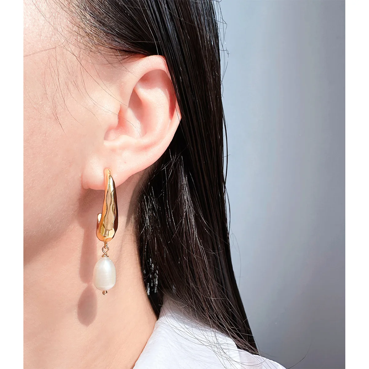 Trendy Elegant Hammered Textured Geometric Earrings with Natural Freshwater Pearl Pendant Brass Gold Plated 925 Silver Post