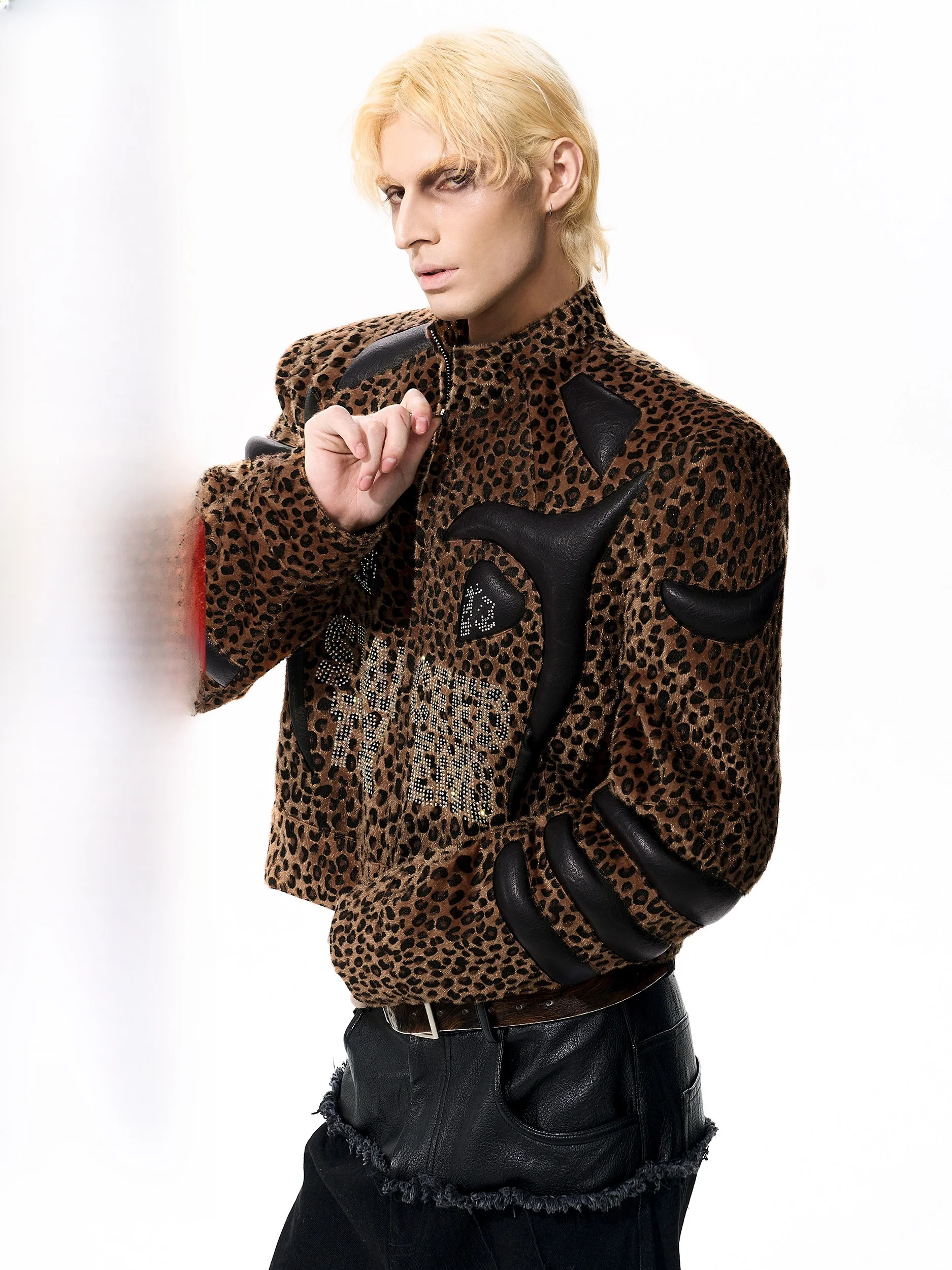 

Мужская куртка с леопардовым принтом, осенне-зимняя, с кожаными накладками на плечах, воротником-стойкой, застежкой-молнией, верхняя одежда из полиэстера