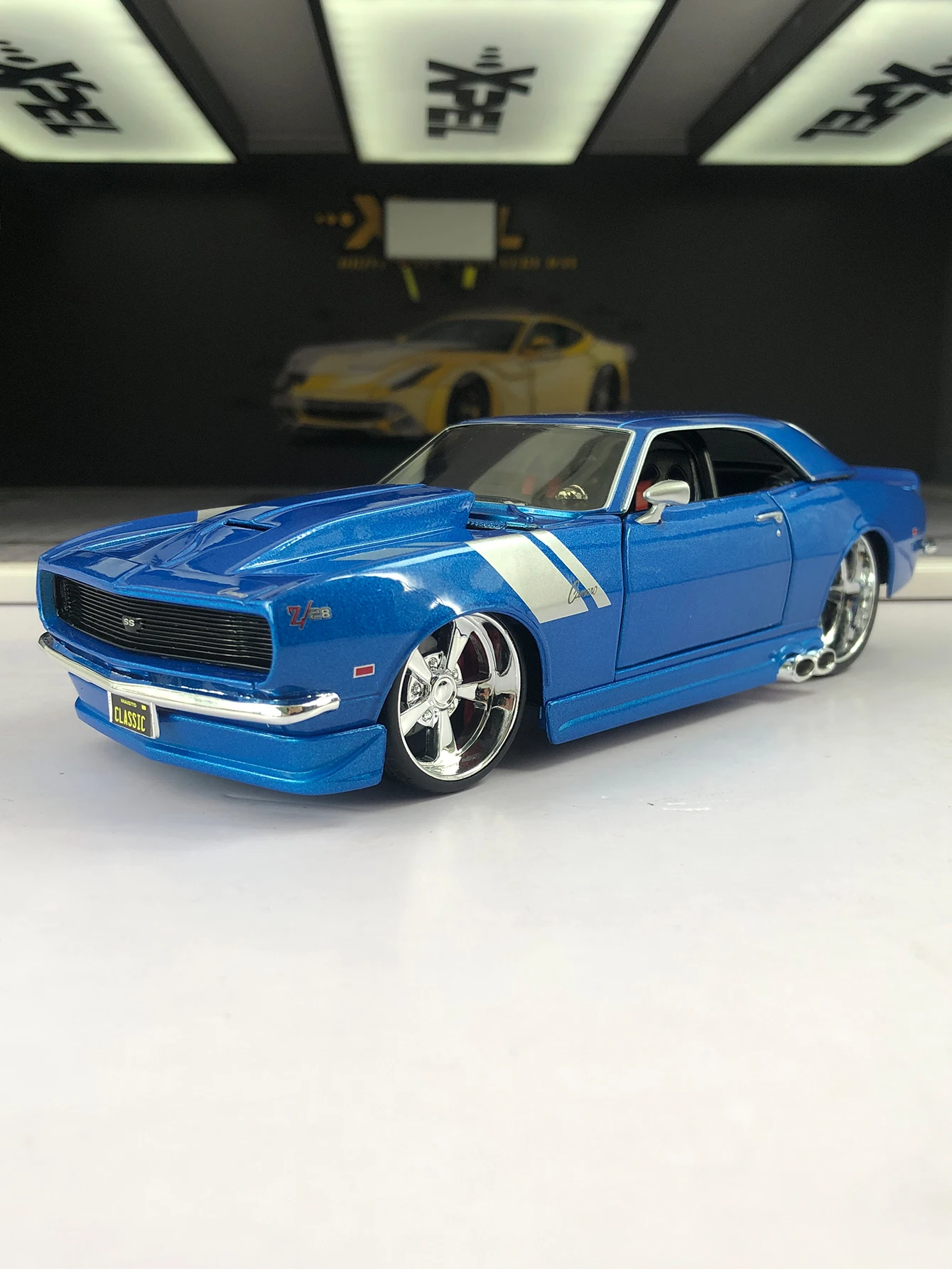 

Модель автомобиля Maisto 1:24 из цинкового сплава, имитирующая Chevrolet Camaro Z/28 1968 года, статическая модель, металлический коллекционный подарок.