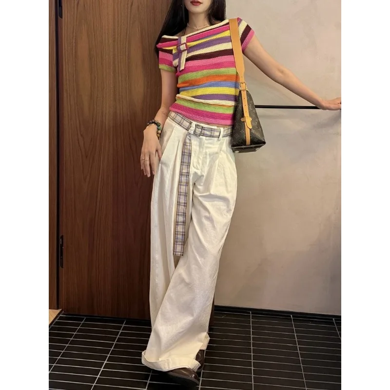 เสื้อยืดแขนสั้นเปิดไหล่สไตล์วินเทจ Y2K สำหรับผู้หญิง ดีไซน์เข็มขัดสีสันสดใส ให้ความรู้สึกดีใจผ่อนคลาย