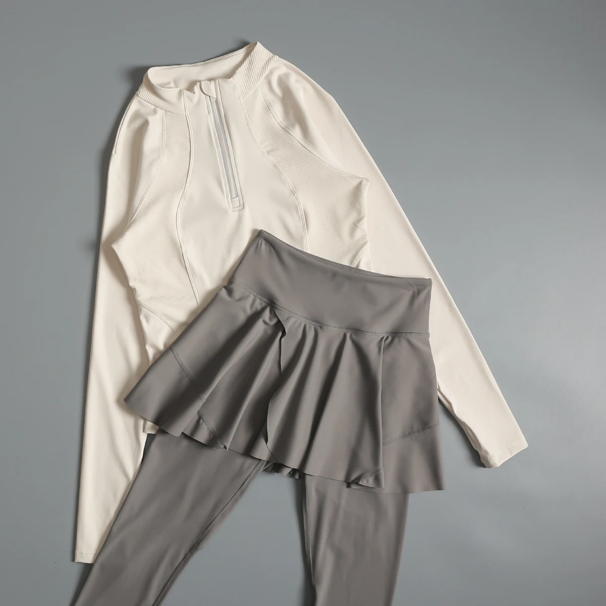 ヨガスーツ女性の新しい秋と冬のハイエンドスポーツトップスランニングピラティストレーニングフィットネススーツ長袖