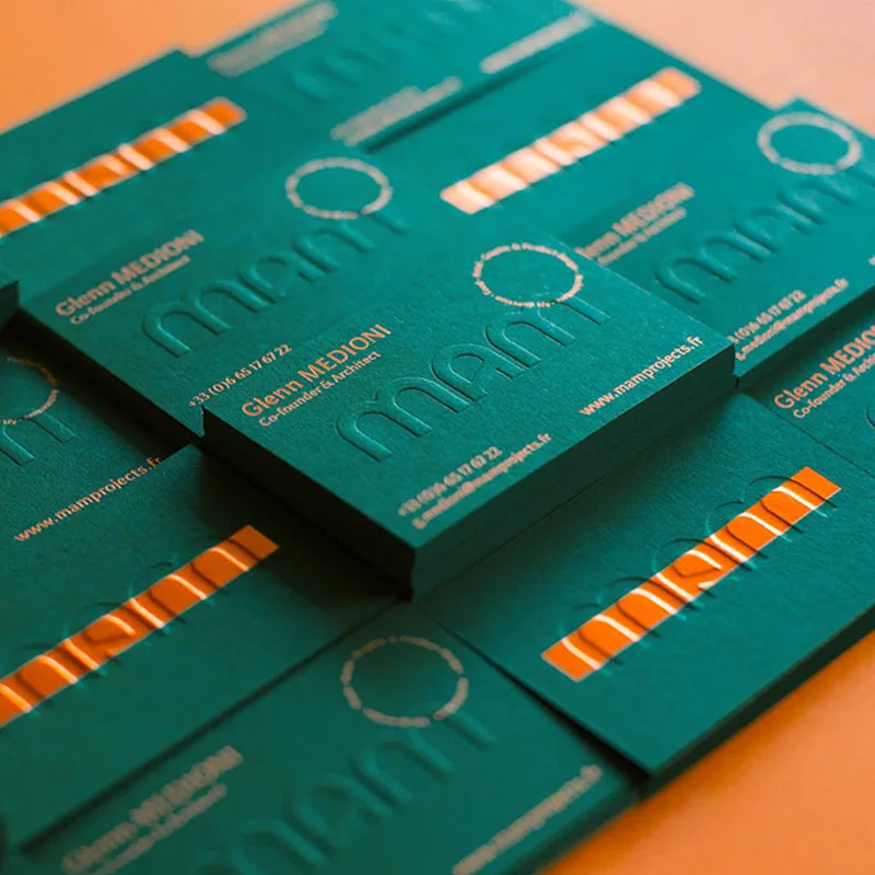 Maßgeschneiderte High-End-Design-Visitenkarten mit geprägtem Stempel und Prägung, Firmennisitenkarten-Design und C