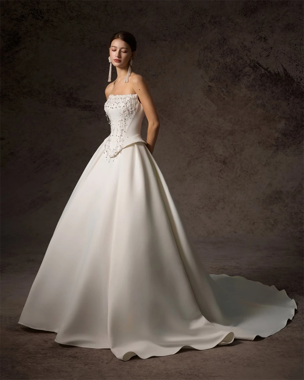 Personalizado elegante branco cetim vestido de casamento formal sem alças sem mangas vestidos de noiva boho a linha tribunal trem novia