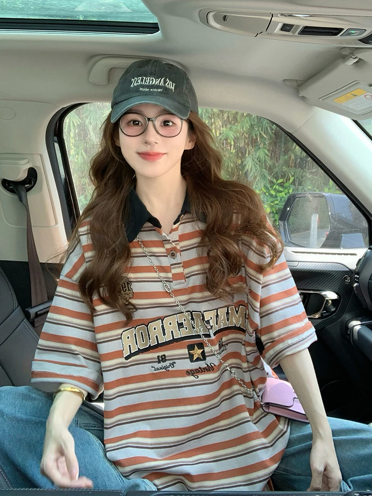 เสื้อยืดลายทางสไตล์อเมริกันย้อนยุค ดีไซน์หลวมๆ สำหรับผู้หญิง เสื้อทรงสเวตเชิ้ตสำหรับฤดูร้อน สไตล์วิทยาลัย เวอร์ชั่นเกาหลี ผ้าคอตตอนผสม