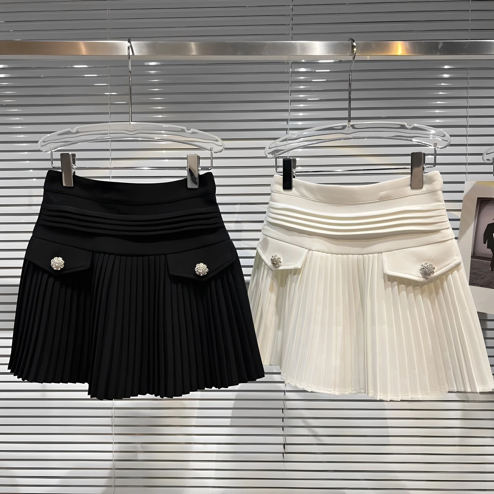 

Fall 2025 New Design Double ket Design Little Fraance Sle Flower Embellied Button Pleated Skirt Women's Faion