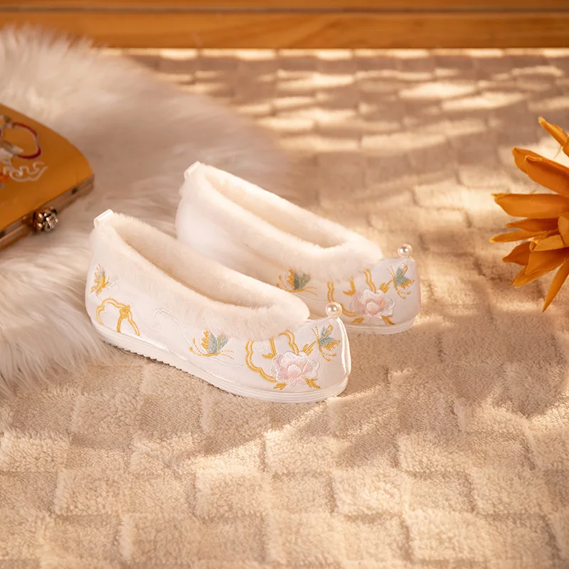 

CY104 Winter new embroidered shoes flat upturned head with ancient clothes and cashmere shoes ancient Hanfu shoes