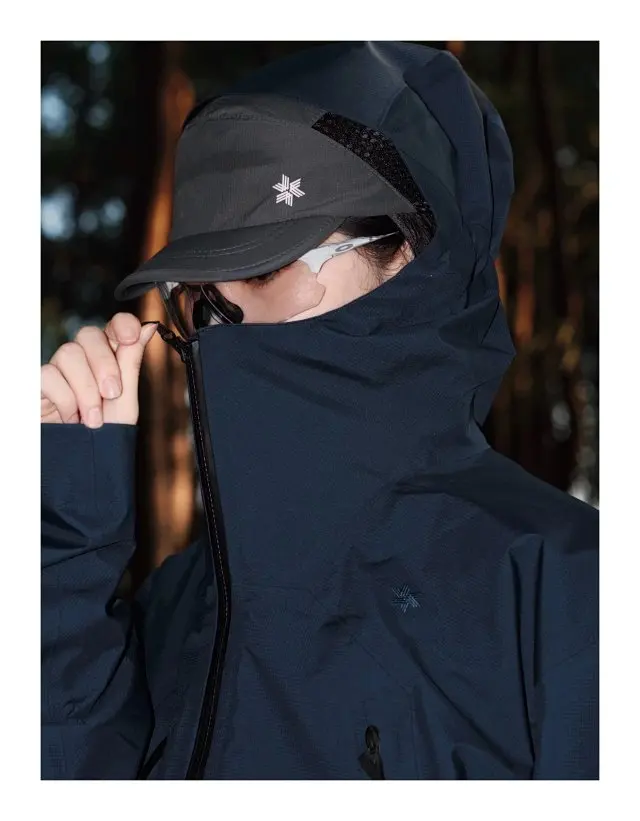 

Goldwin 3L Windproof Waterproof Plastic Hardshell Jacket