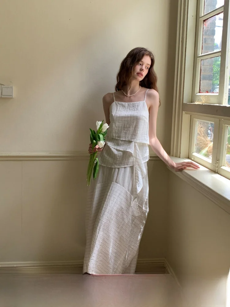 

Новый женский комплект ZHU: топ на бретельках с полосками и юбка, летний, простой дизайн, премиум-класс, нейлоновая ткань, V-образный вырез, костюм-двойка