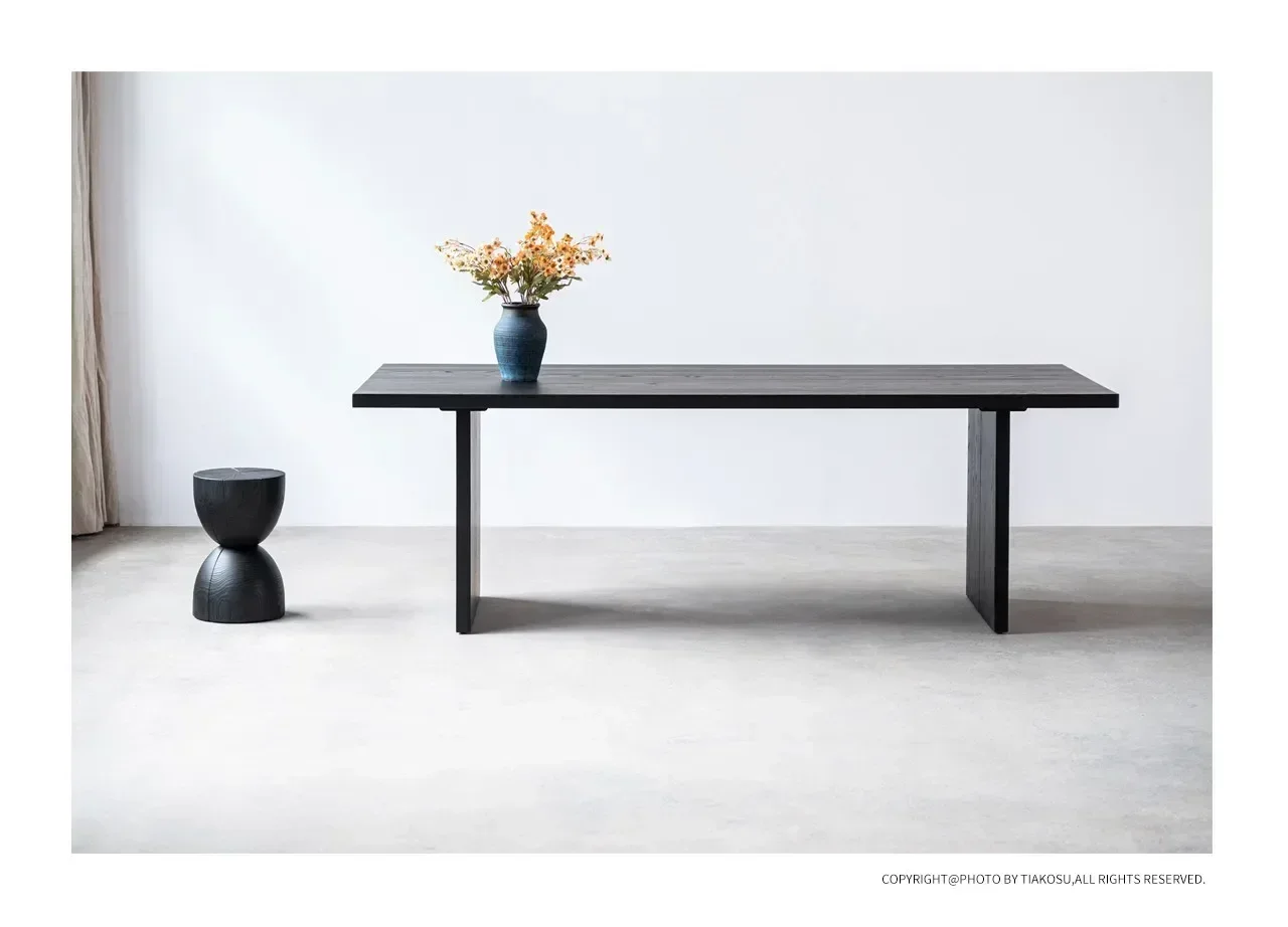 Scrivania lunga minimalista italiana in legno massello Tavolo da tavolo grande in legno nero Banco da lavoro moderno per conferenze e negoziazioni creative