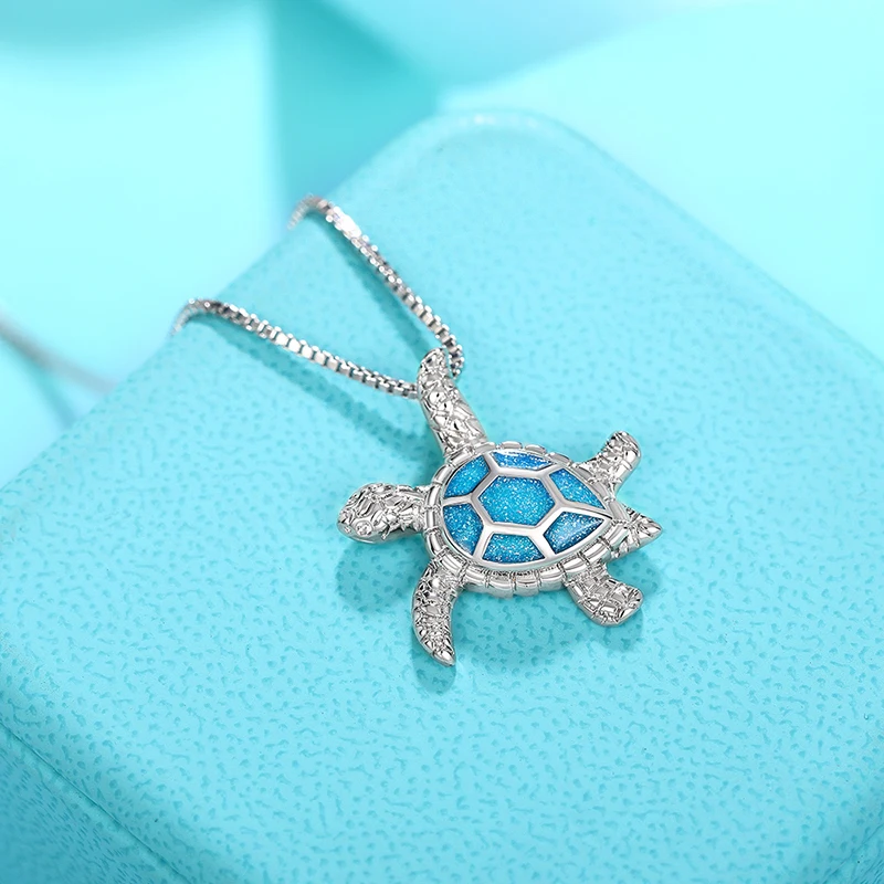 Huitan Halskette mit niedlichem Schildkröten-Anhänger, hübsch, trendig, ästhetisch, exquisite Accessoires für Frauen, zarter süßer Tierschmuck
