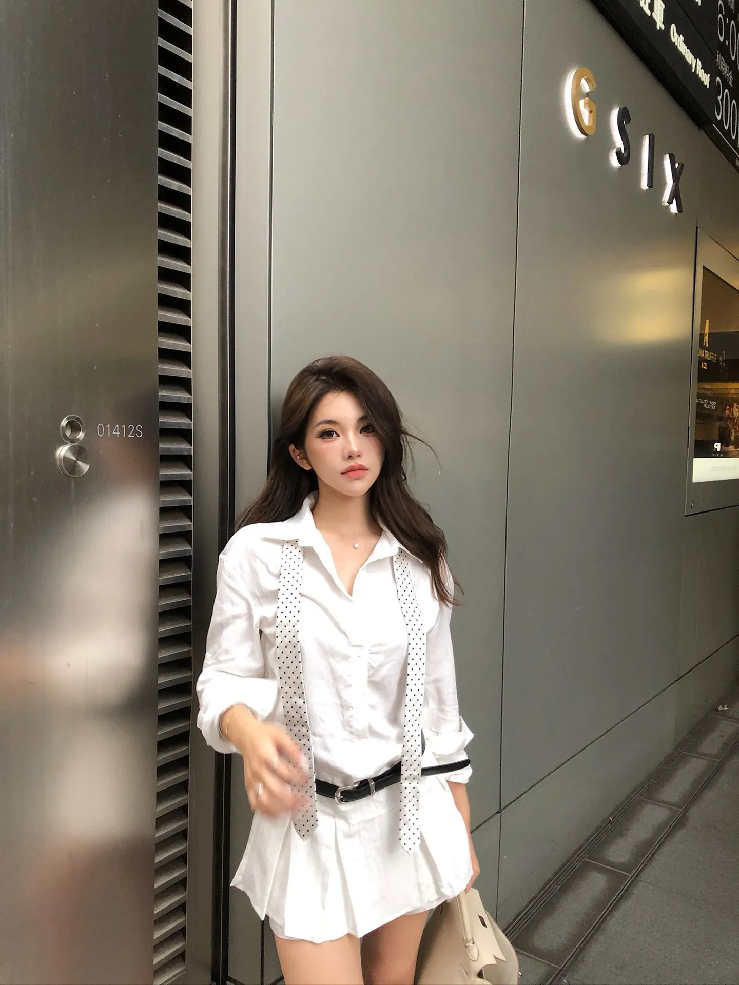 

Комплект из двух предметов PiRui: белая блузка с длинным рукавом и круглым вырезом, а также ультракороткая юбка с поясом на талии. Летний повседневный стиль.