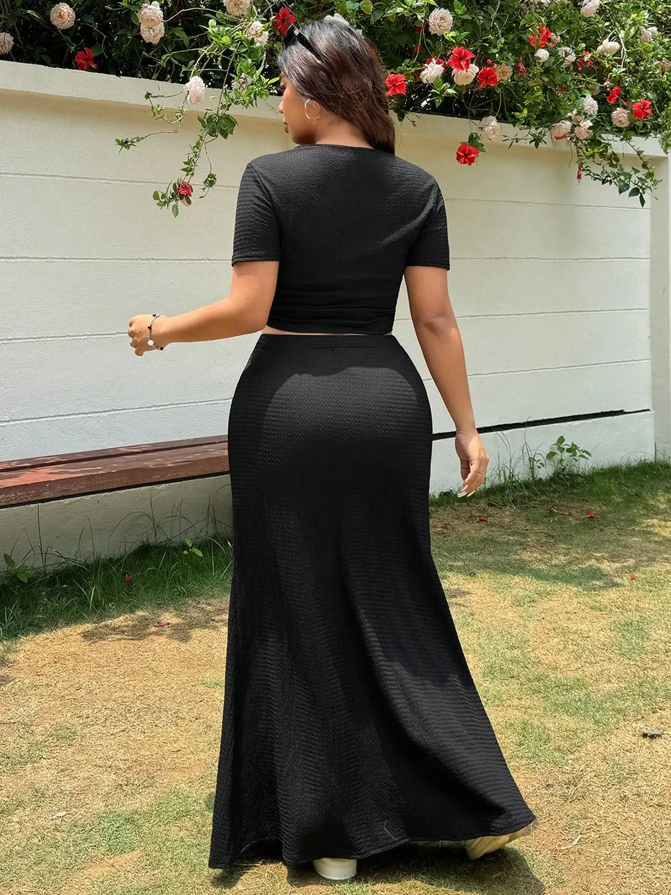 

Женский комплект из 2 предметов больших размеров: укороченный топ с коротким рукавом и круглым вырезом и длинная юбка макси, повседневный летний наряд