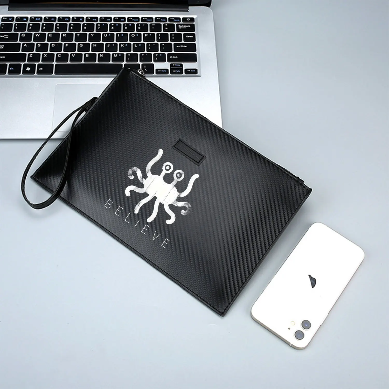 Mostro di spaghetti volanti, testo in rilievo. Elegante borsa da uomo in PU stampata alla moda e pratica per il trasporto quotidiano