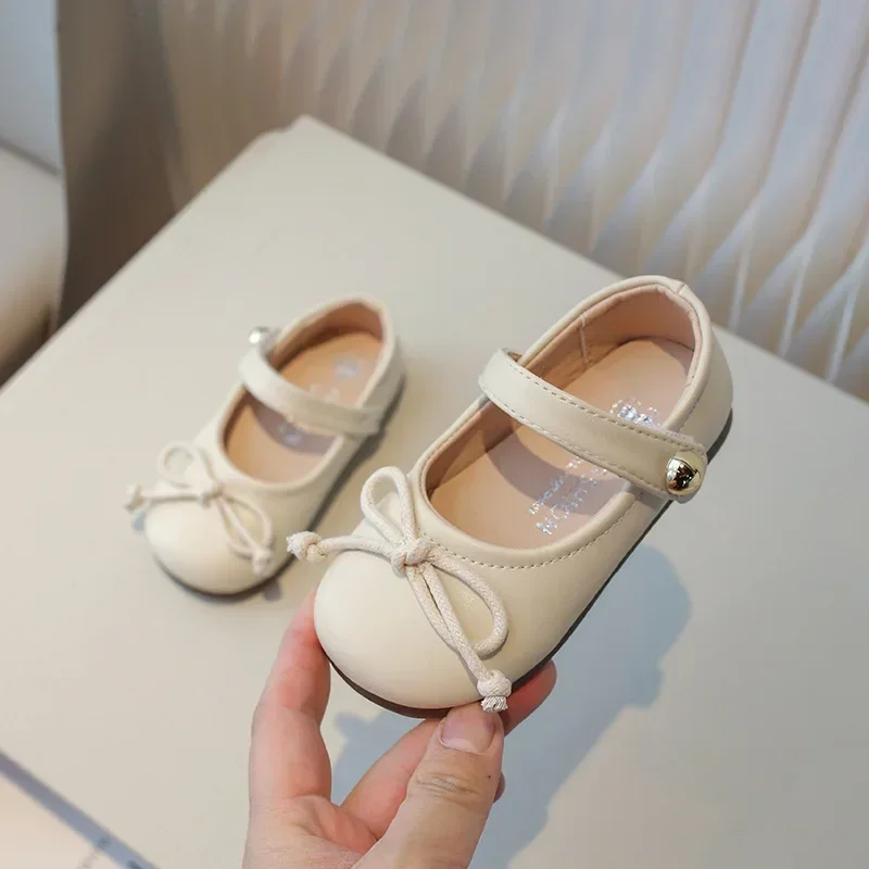 

Маленькая школьная обувь из искусственной кожи для маленьких девочек, весенне-осенние детские лоферы принцессы на мягкой подошве с открытым носком для малышей на плоской подошве