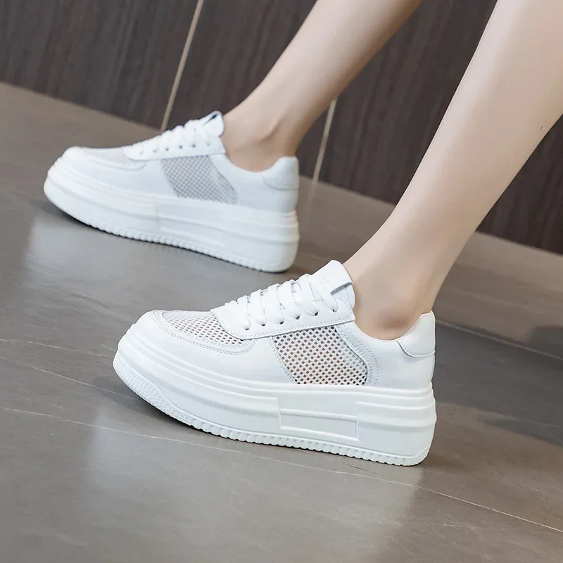 Sepatu kulit asli wanita, sneaker Platform baru untuk wanita, sepatu flat putih bertali jala musim panas 3-5 Cm