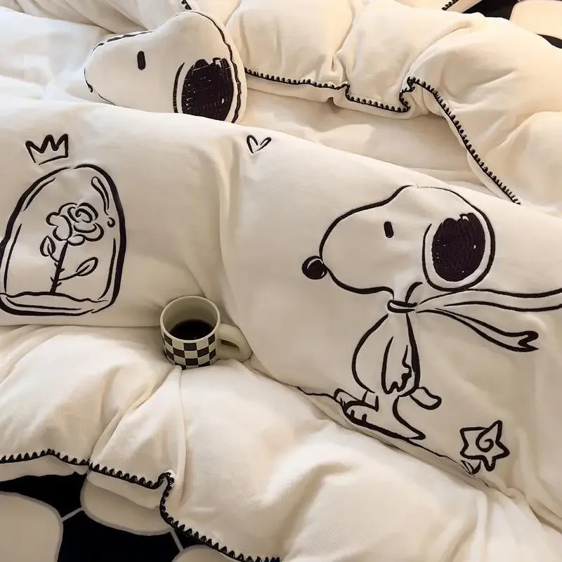 Snoopy sweet and cute cartoon pattern reactive printing thickened warm milk velvet bed sheet and quilt cover four-piece set