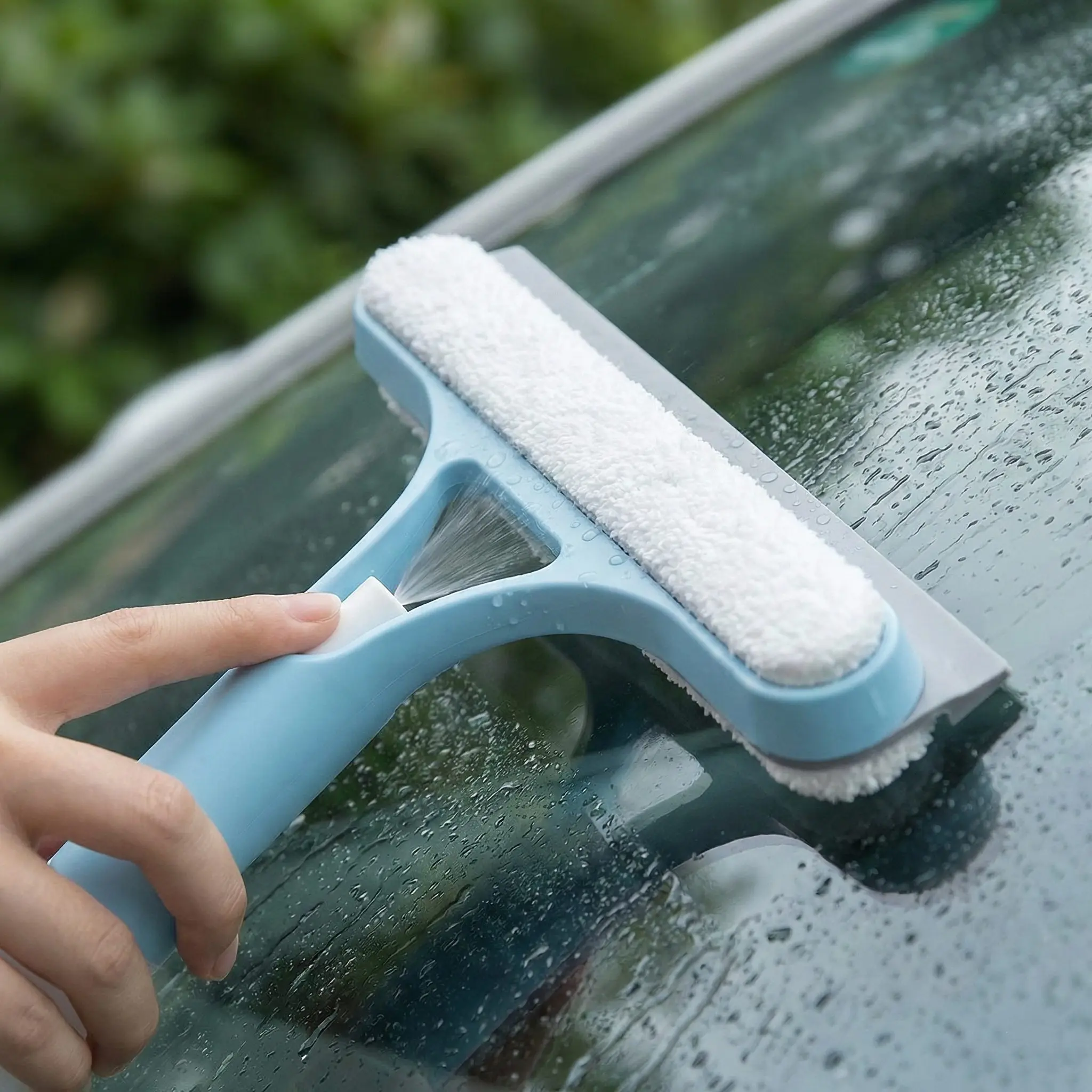 

Синий стеклоочиститель 2-в-1 (21,5×25,7 см) - с распылителем, микрофибровой насадкой и нескользящей ручкой для автомобиля и ванной комнаты