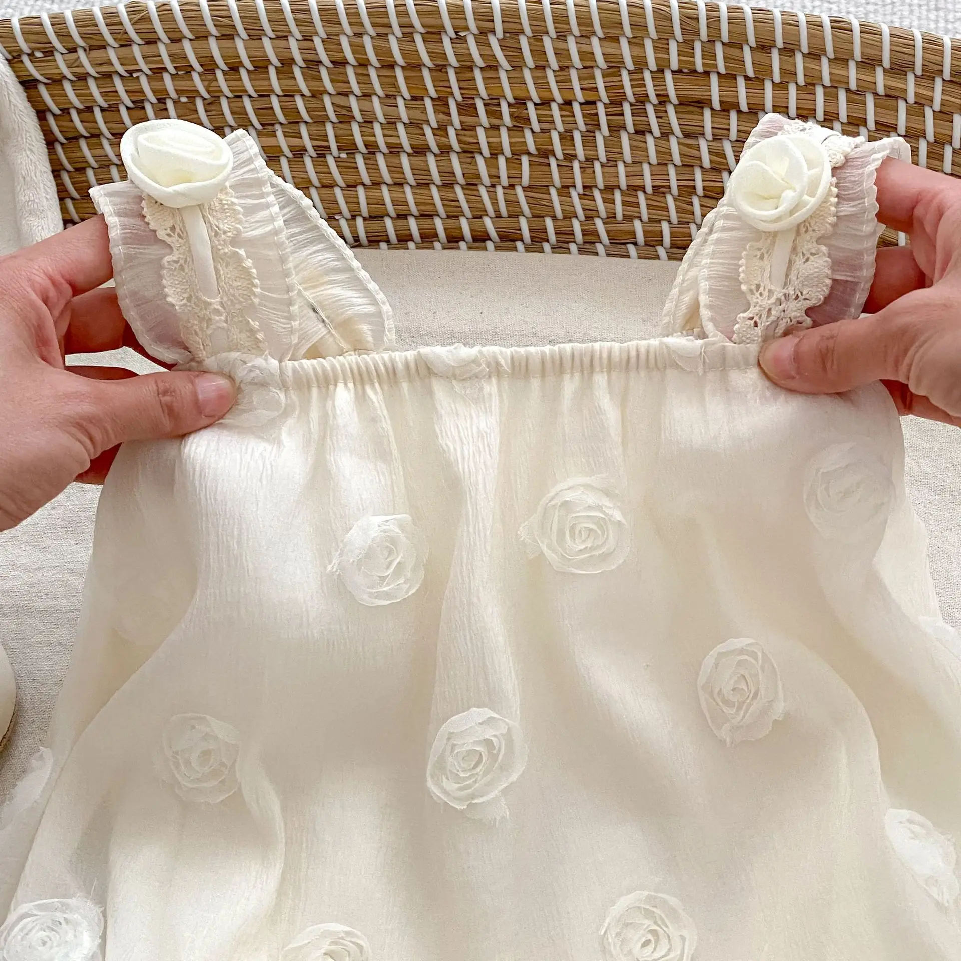 2025 nieuwe baby-zomerjumpsuit met hoogwaardige rozenbreteltas en scheetkleding voor babymeisjes, honderd dagen klimpak