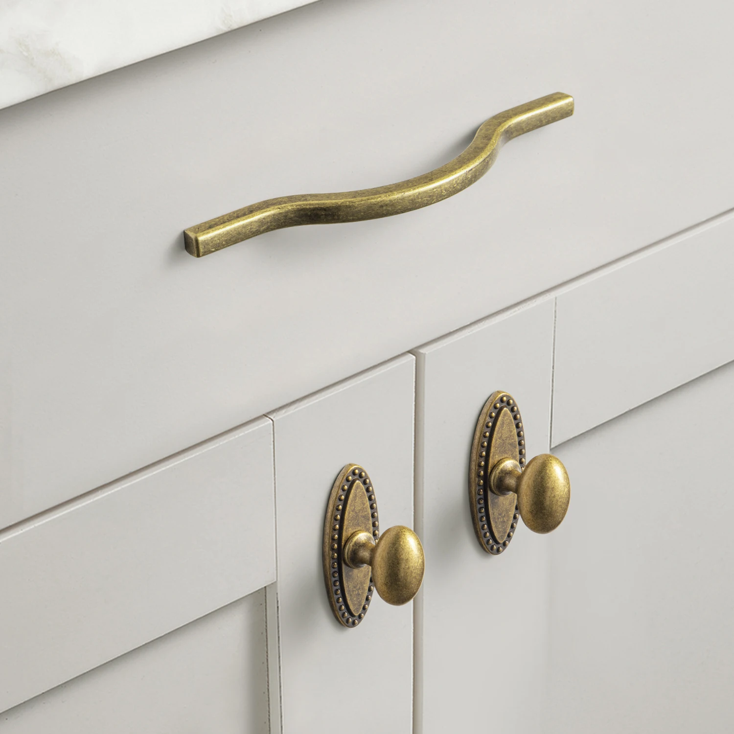 

Goo-Ki Low Profile Champagne Bronze Cabinet Pulls Double Hole Centers Zinc Alloy Handle and Knobs for Drawer Cupboard Wardrobe