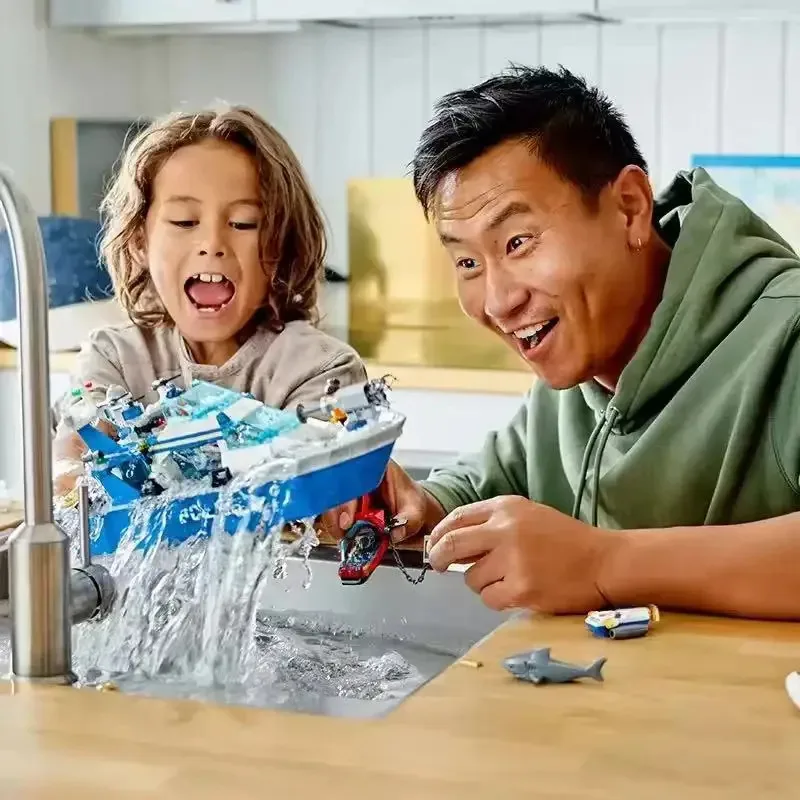 Police Patrol Boat Building Blos Set 60277 Assembly Toy for Boys Children's GiftLELE BROTHER Magnetic Snap Together Pieces