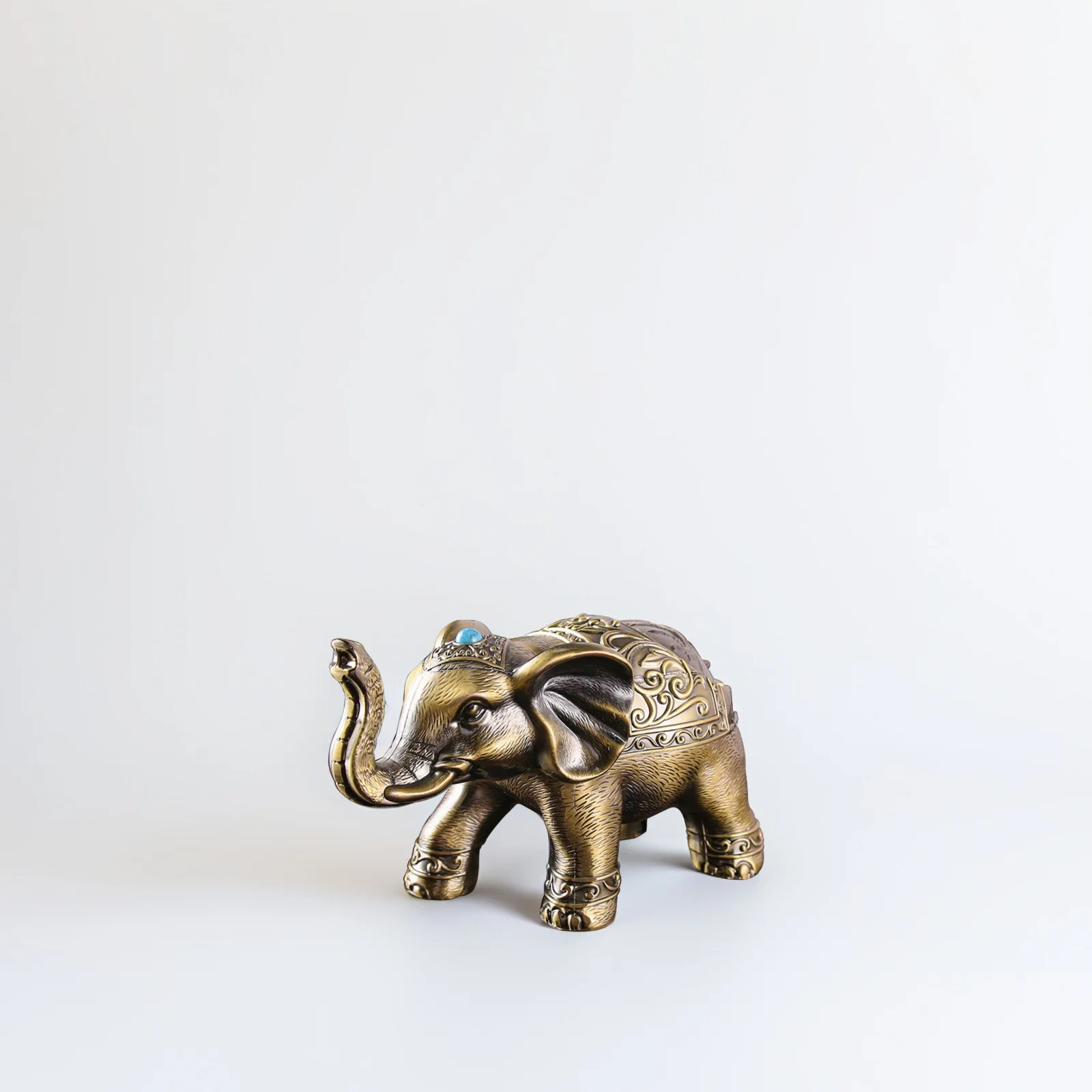 

Vintage Elephant Ashtray Alloy Desktop Decorative Ash Container For Home Office Cigar Holder Metal Animal Ornament
